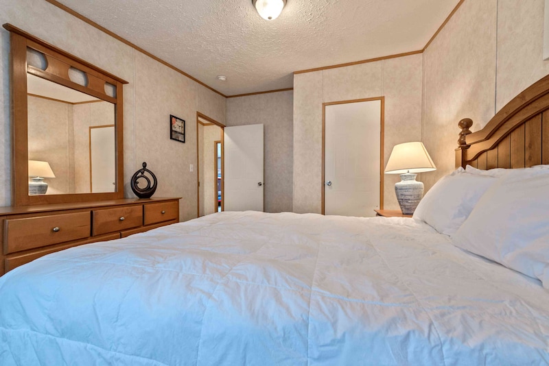 Lake Side Lodge (16 Person)-8